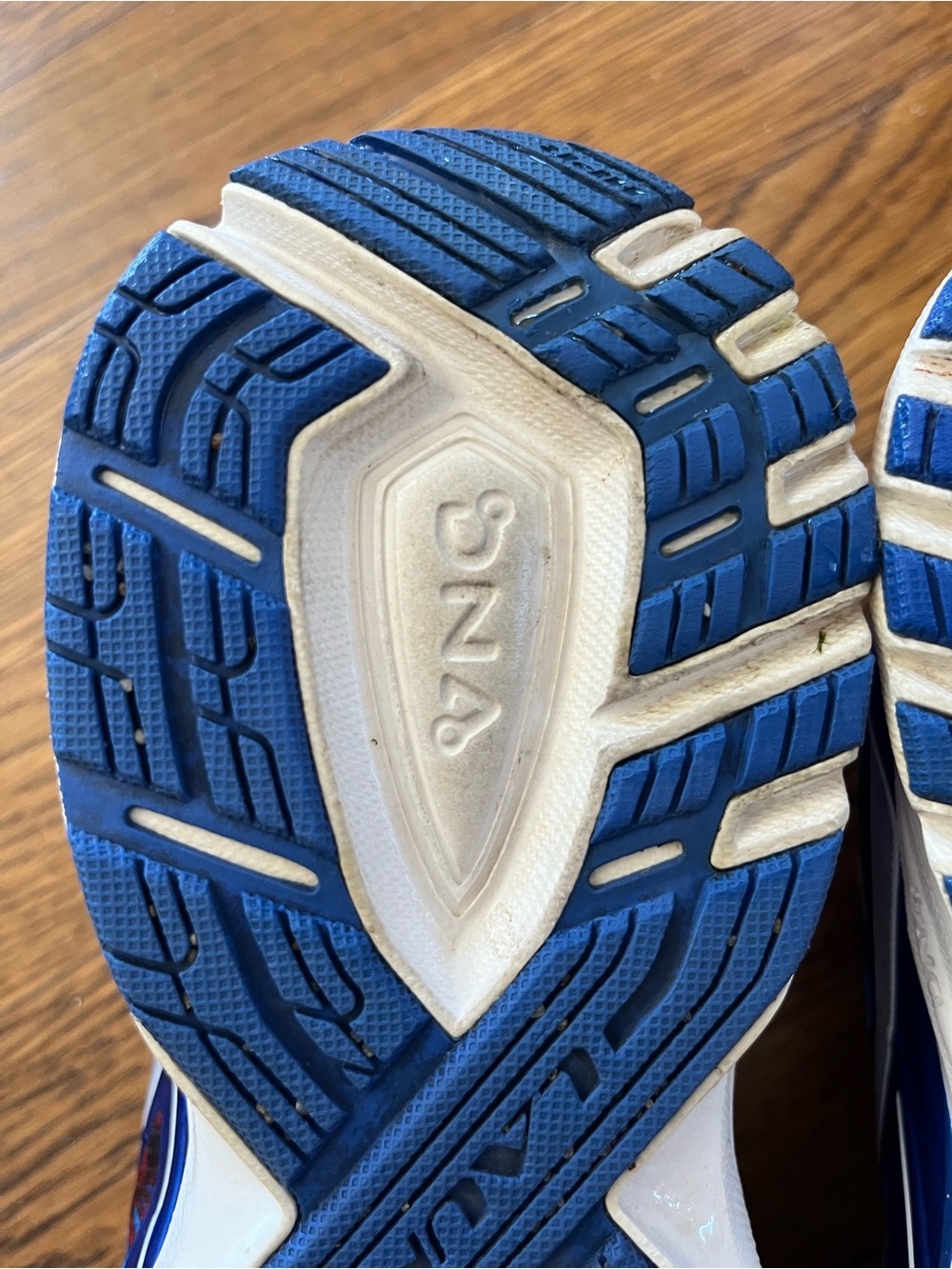 Brooks Launch 4 “Lobster Boston Edition” Running Shoes - Picture 9 of 10